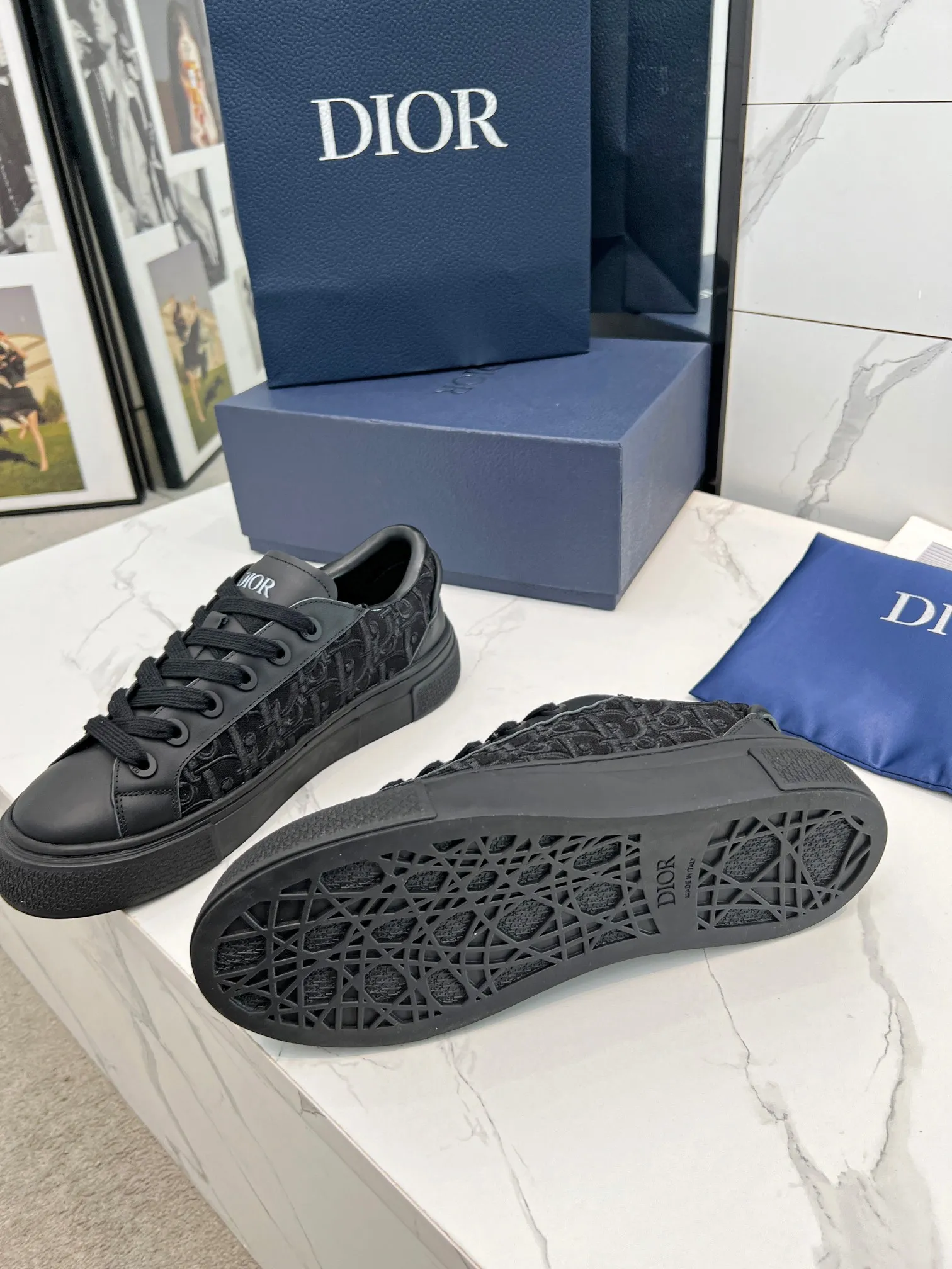 👟👟Ex-factory price 560👟👟 B33 sports tennis shoes - navy blue embroidered model 👟👟Ex-factory price 40👟👟Ex-factory price 48 Spring new model, a new interpretation of the classic tennis shoes, the fashionable silhouette highlights the heavy texture, carefully made of navy blue smooth cow leather, decorated with cream white three-dimensional embroidered Oblique print panels, and decorated with Dior It's distinguished by a logo-embossed padded tongue, wide white mohair laces and tonal brass eyelets with a matte finish. The cream-white Oblique print-effect rubber sole is enhanced by the contrasting Dior 30 Avenue Montaigne logo on the back, adding a stylish edge to casual looks.